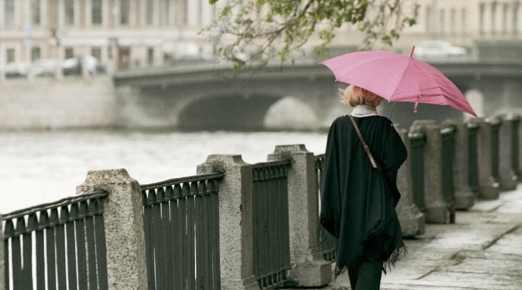 Люди под зонтами в Петербурге