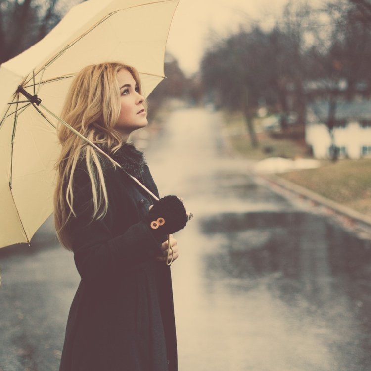 Девушка с зонтом