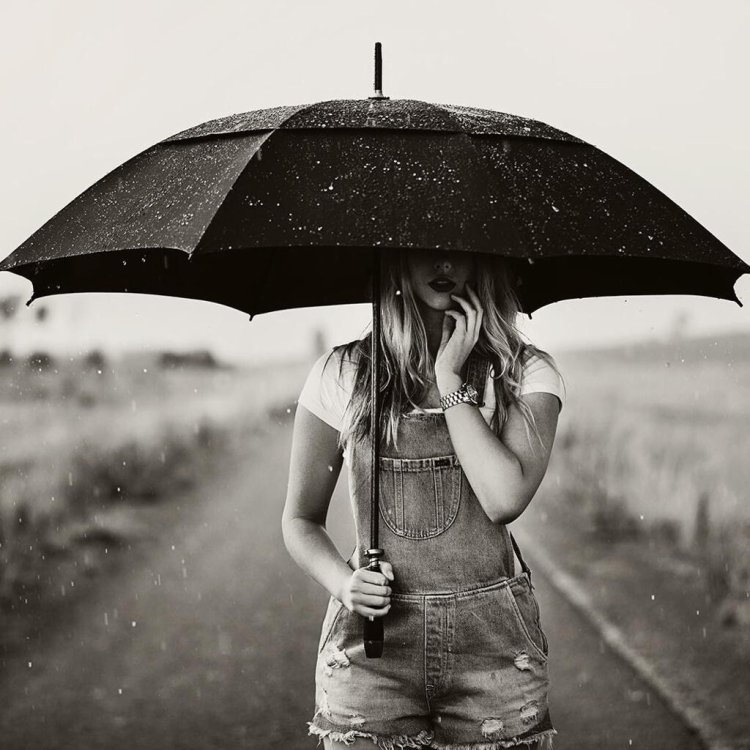 Девушка с зонтом