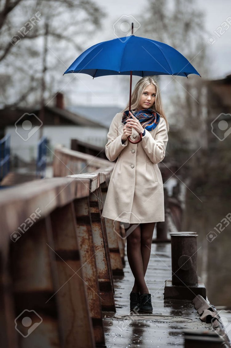 Девушка в плаще с зонтом