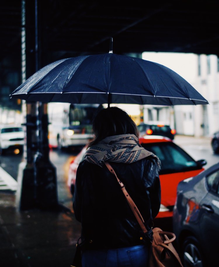 Блондинка под зонтом со спины