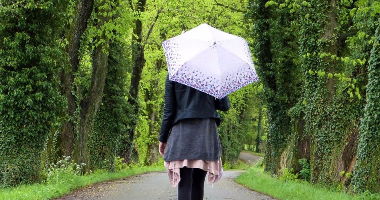 Девушка с зонтом