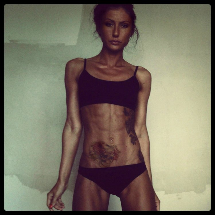 Очень худое тело девушки