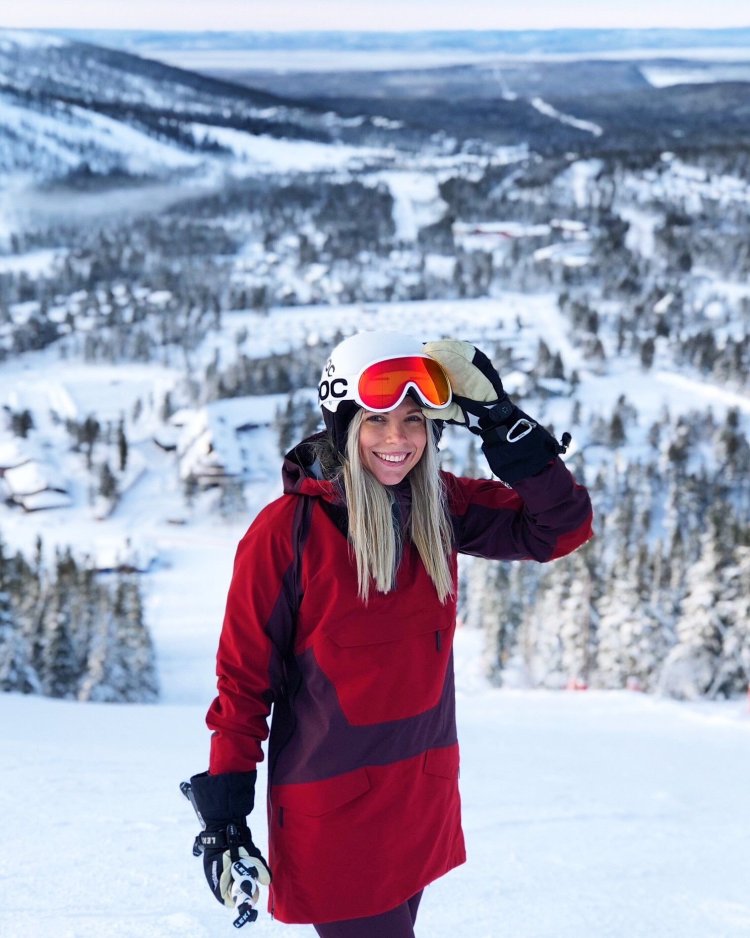 Девушка на горных лыжах