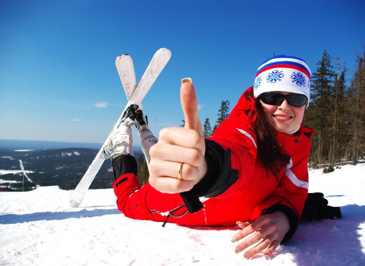 Девушка на горных лыжах