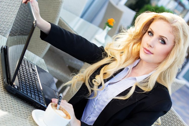 Бизнес леди блондинка