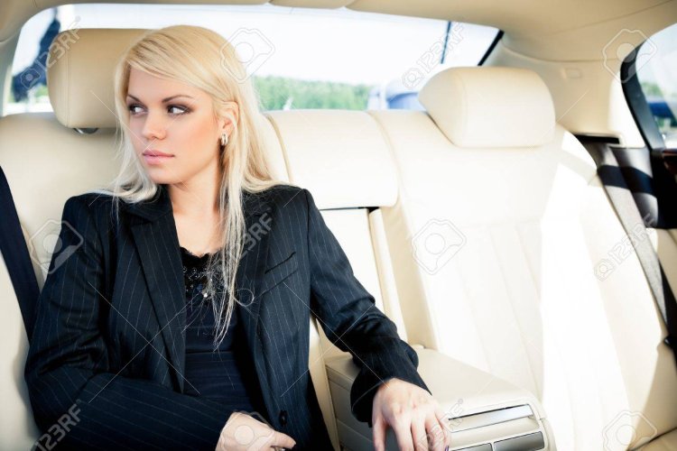 Красивая девушка блондинка бизнес леди