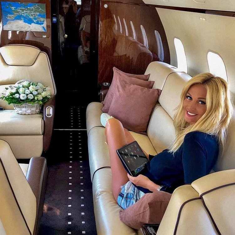 Лопырёва Виктория в самолёте