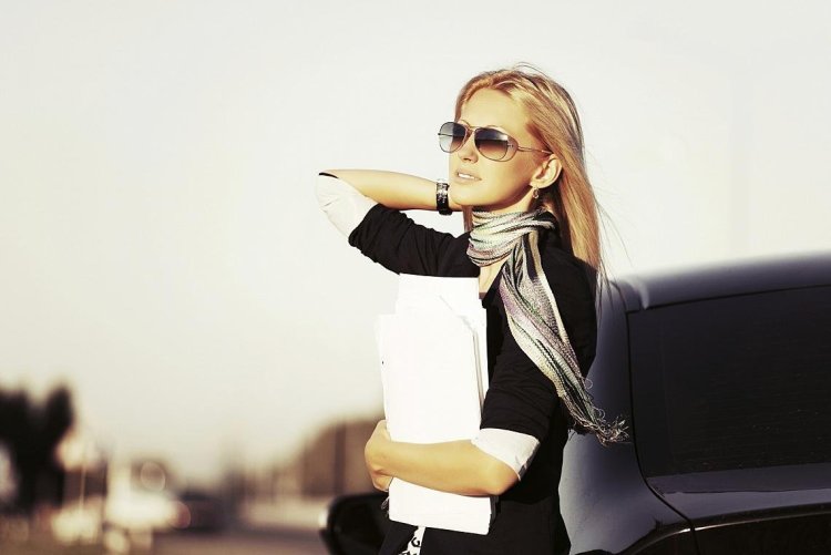 Бизнес леди в солнечных очках