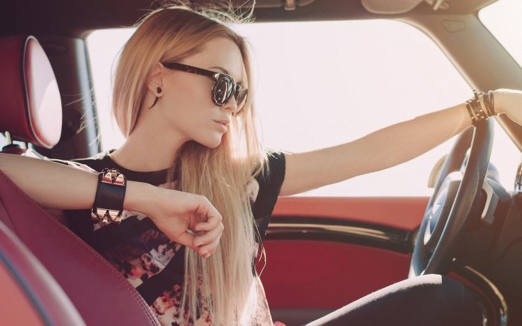 Девушка в очках