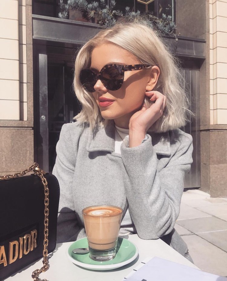 Девушка блондинка в очках