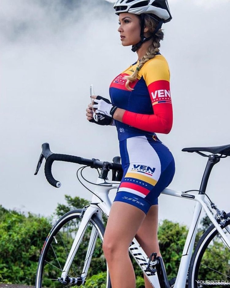 Велосипедистка Анастасия Полянская