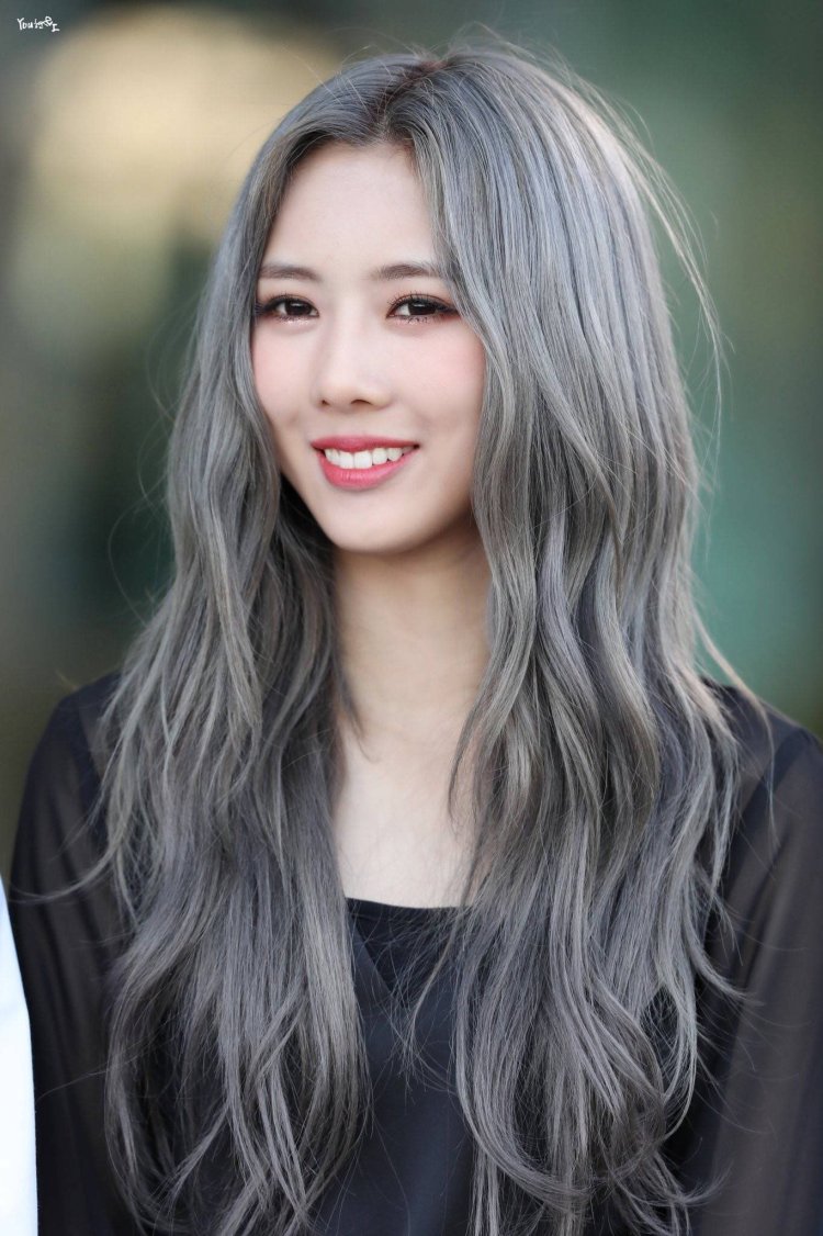 Курящая кореянка