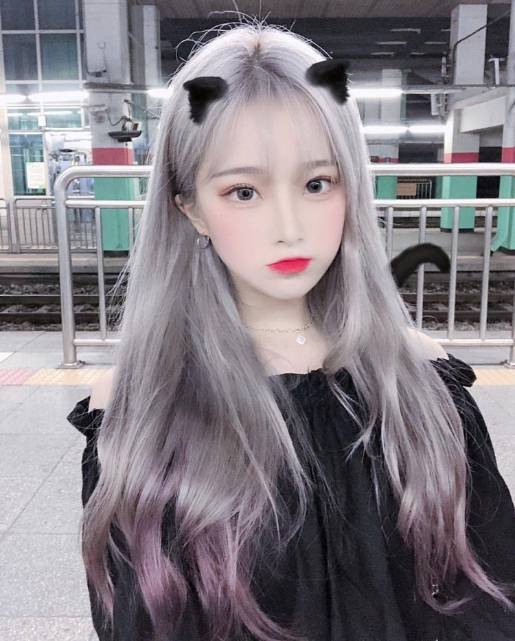 Кореянка с голубыми волосами