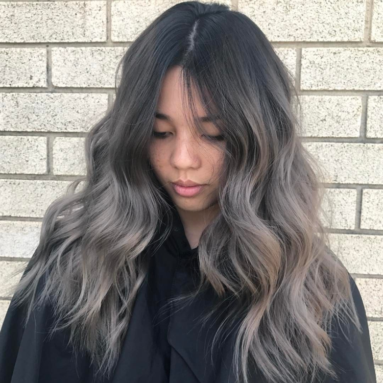 Коричнево-серый цвет волос с темными корнями