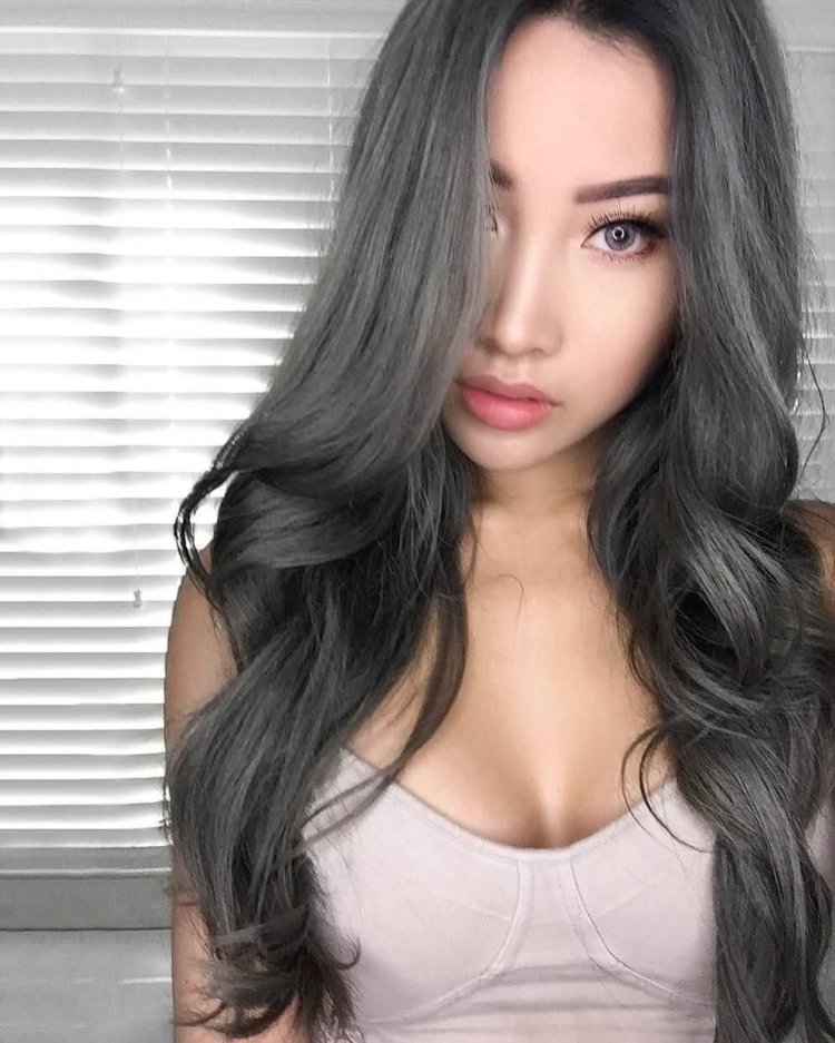 Хани Эксид с белыми волосами