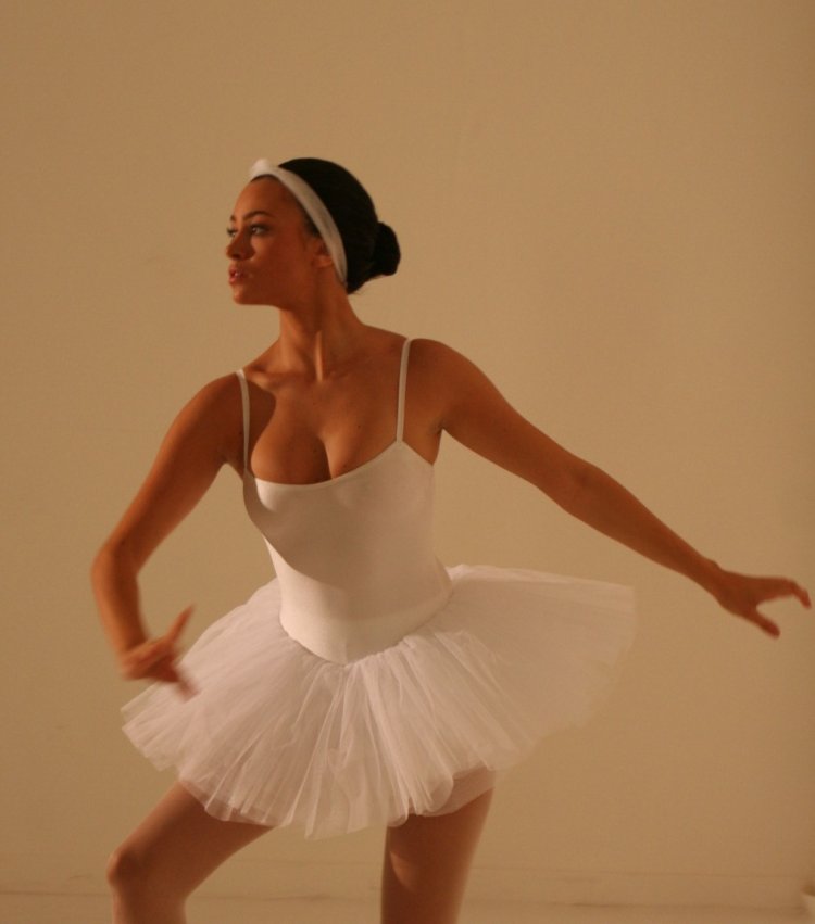 Балерина с большой грудью