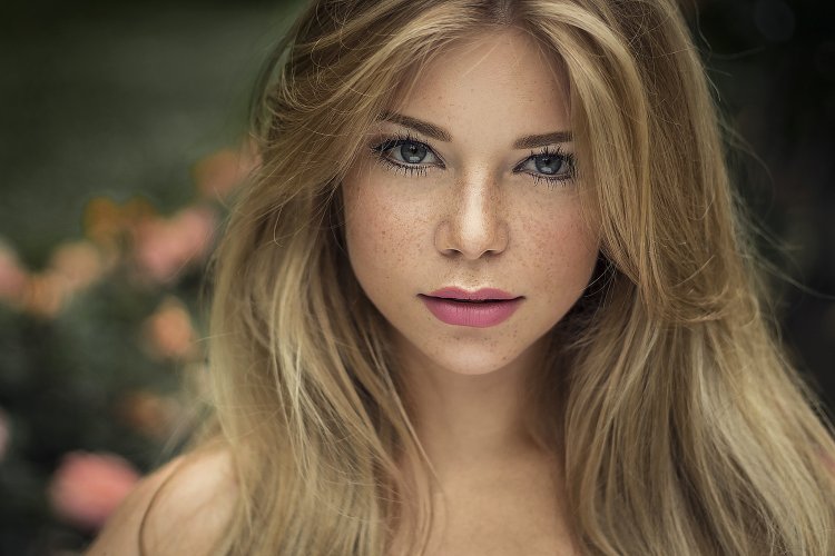 Девушка с русыми волосами