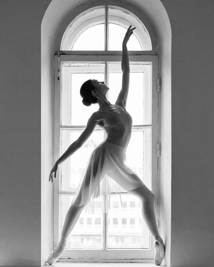 Балерина на окно