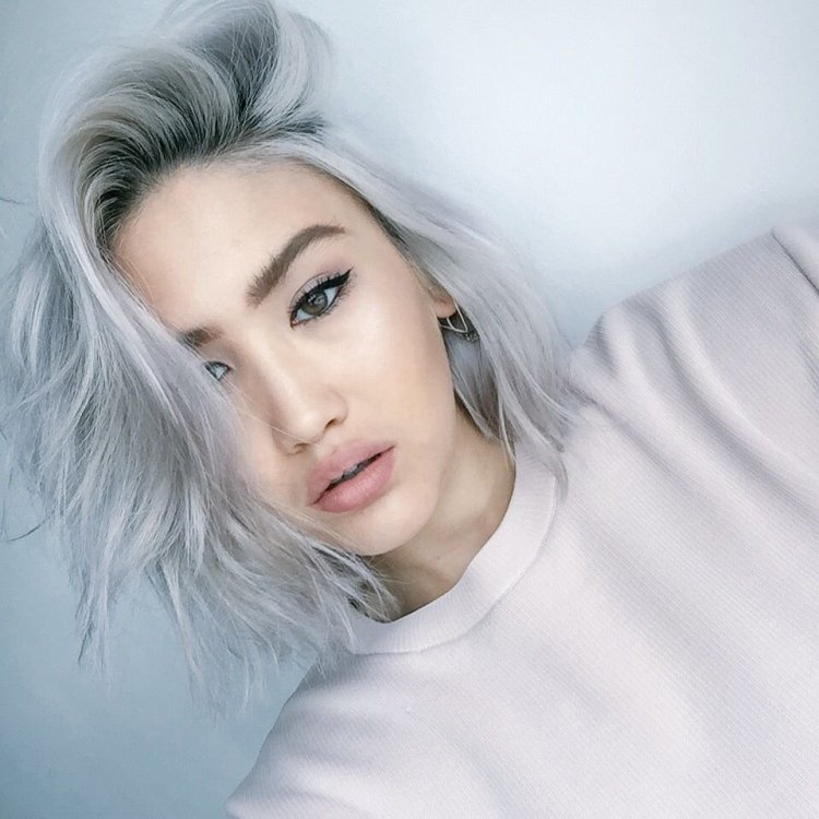 Пепельно белые волосы