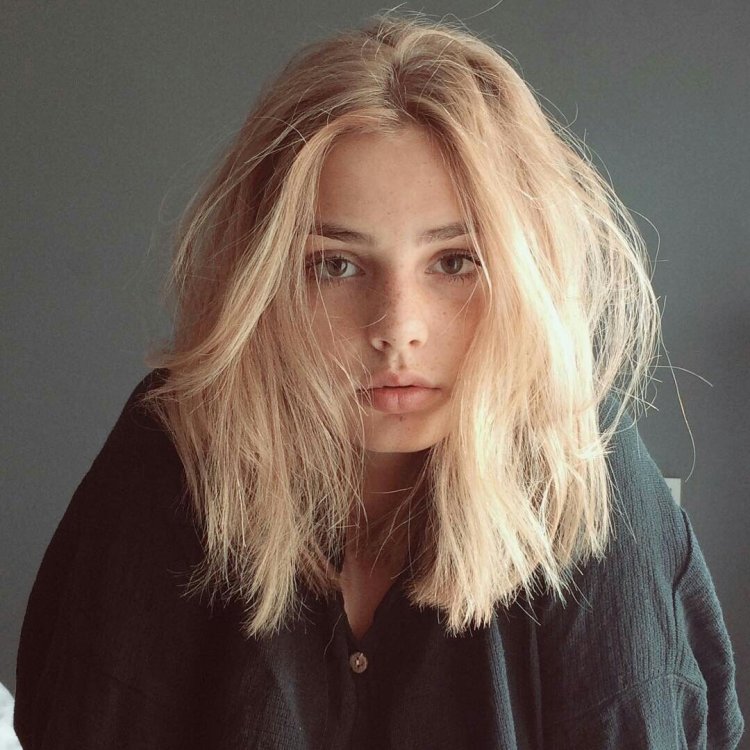 Девушка со светлыми волосами