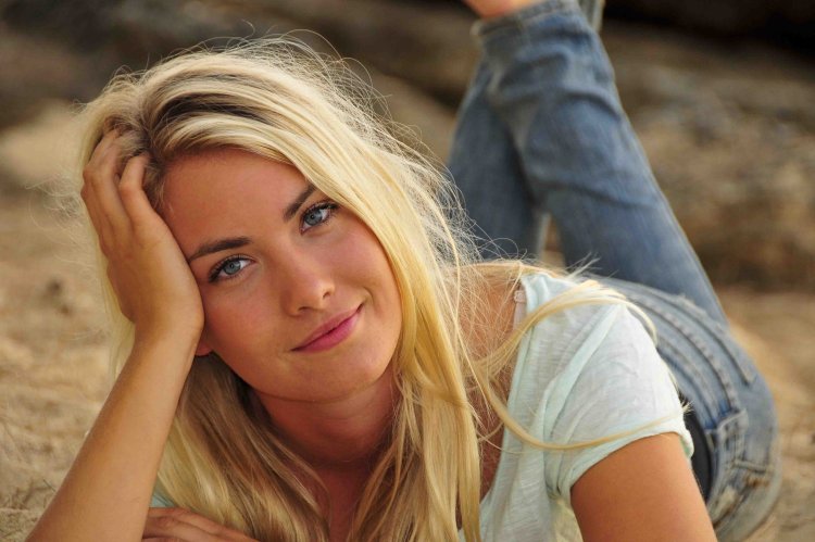 Женщина блондинка