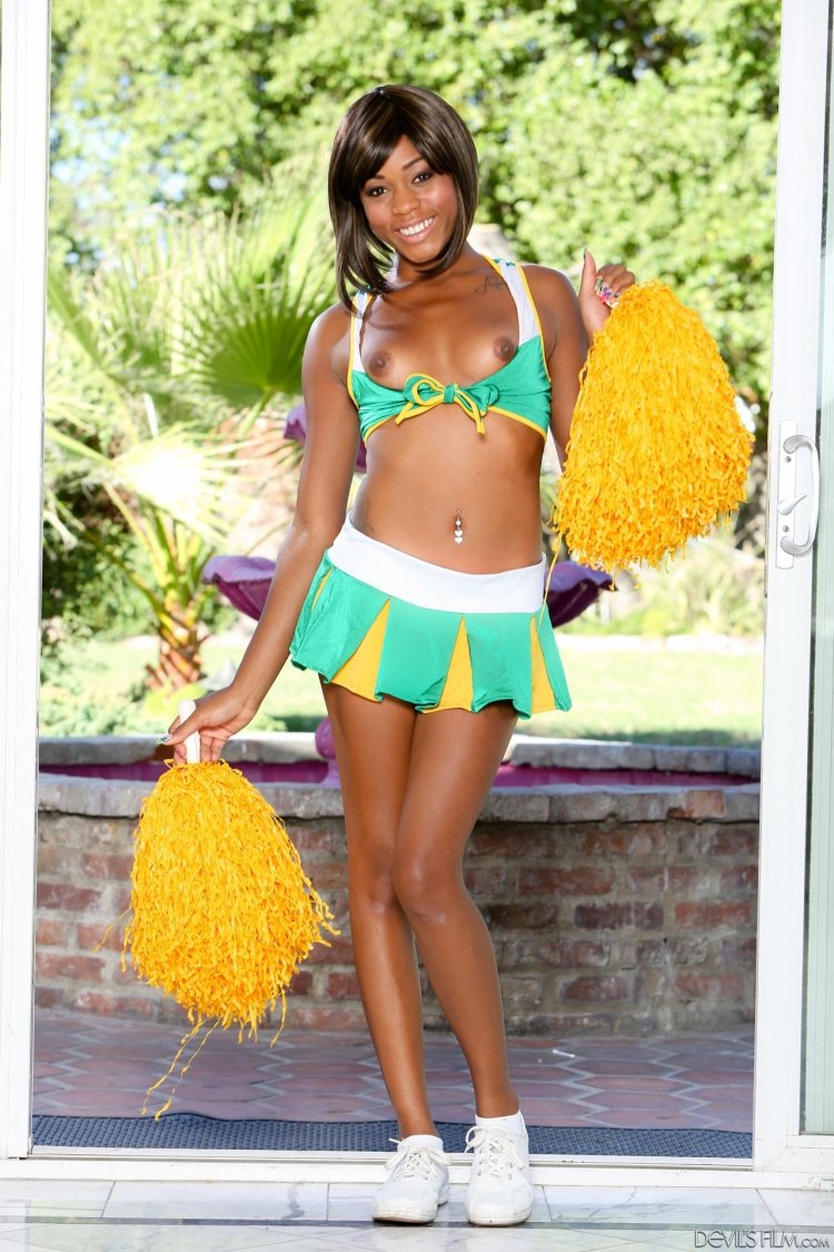 Чернокожие девушки в мини