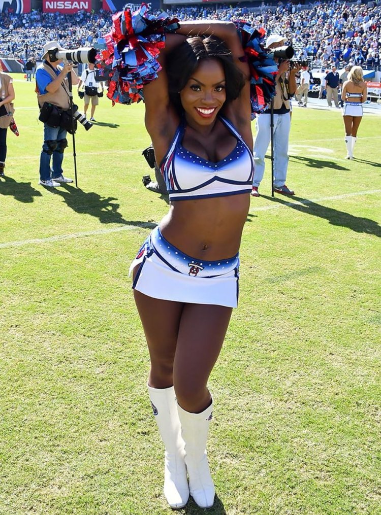 Черная черлидерша