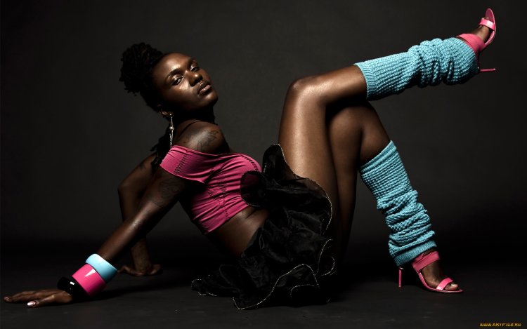 Чернокожая девушка танцует