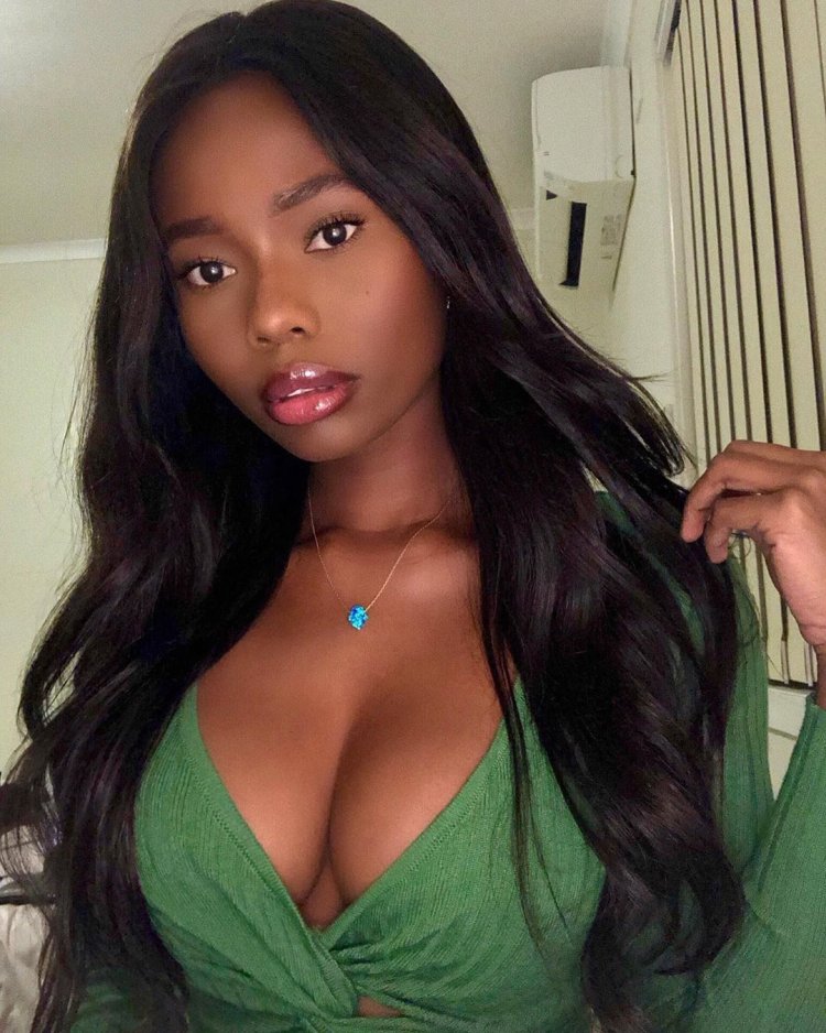 Монифа Дженсен в купальнике