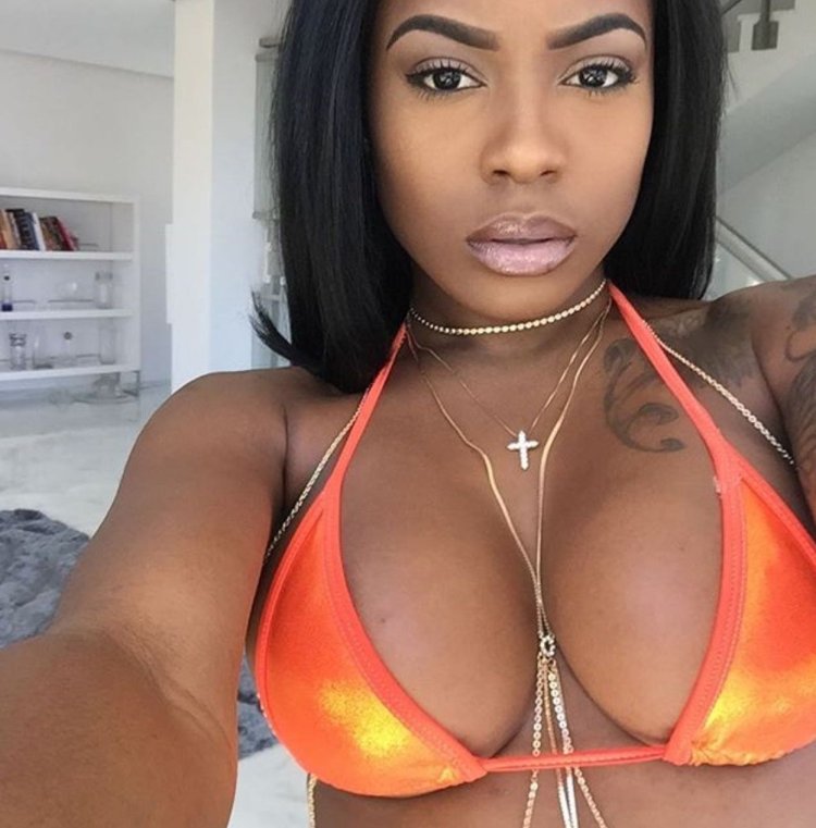 Девушка с большой грудью афро