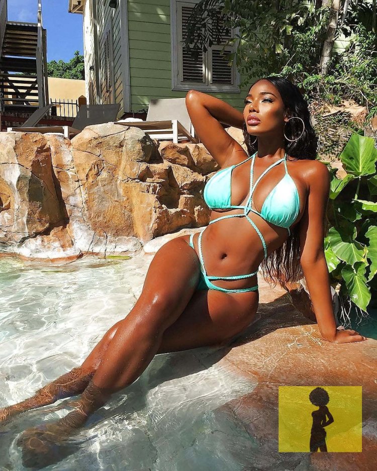 Монифа Янсен в платье