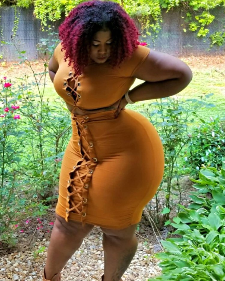 Толстая негритянка в леггинсах