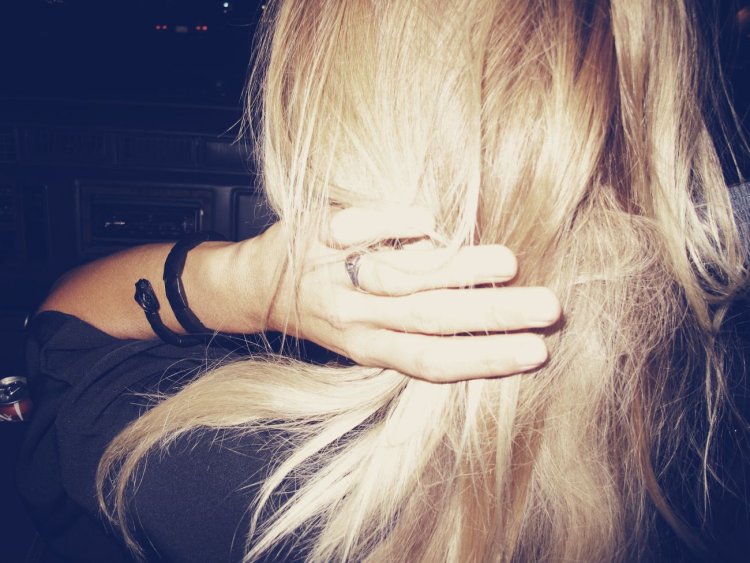 Блондинка с закрытым лицом