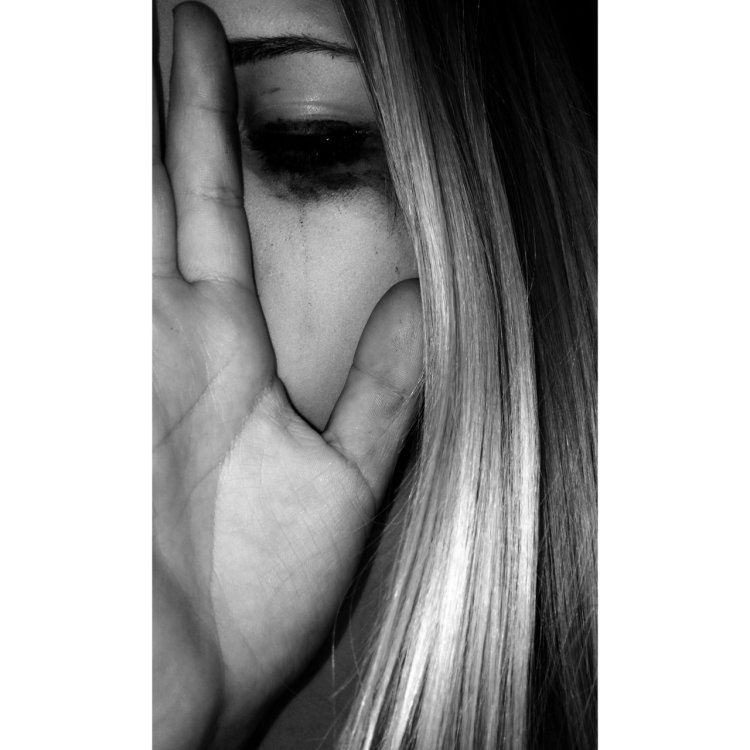 Блондинка плачет без лица