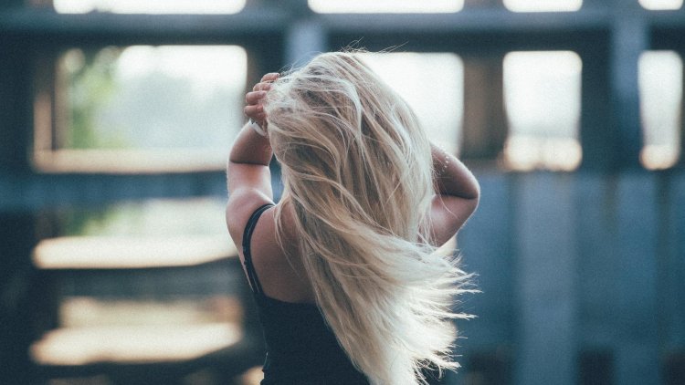 Блондинка на ветру