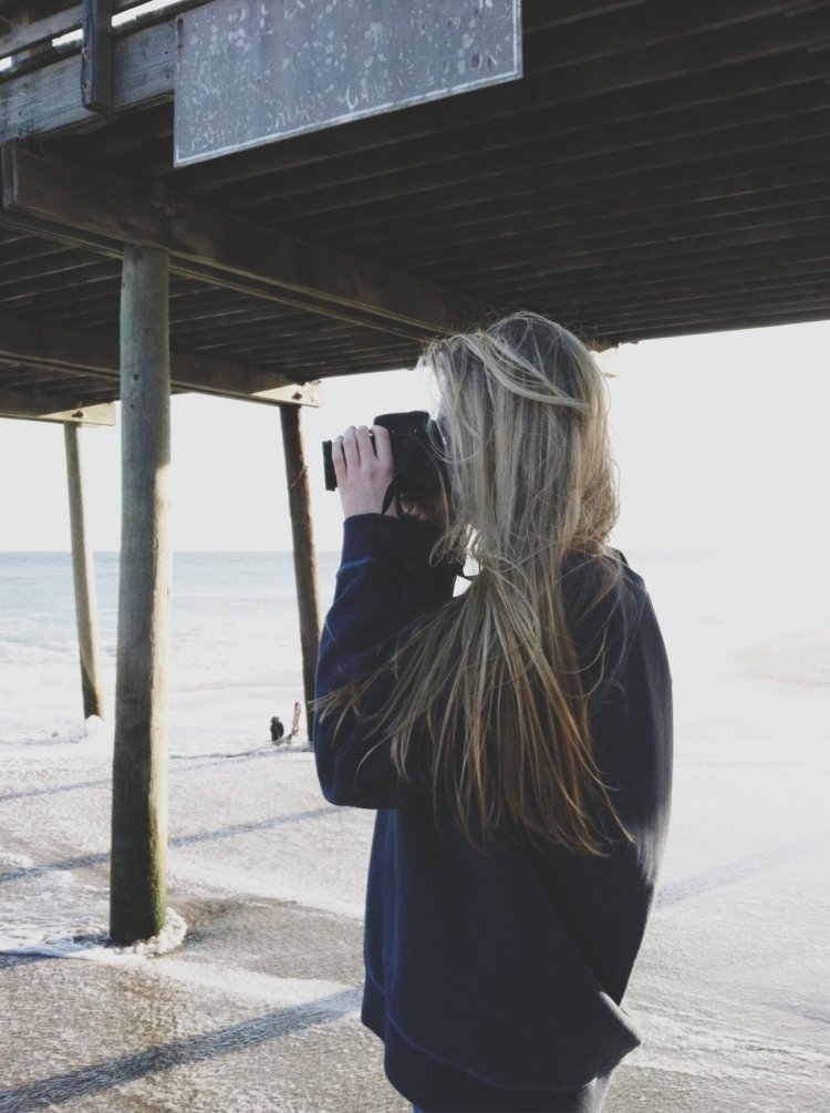 Девушка со светлыми волосами без лица