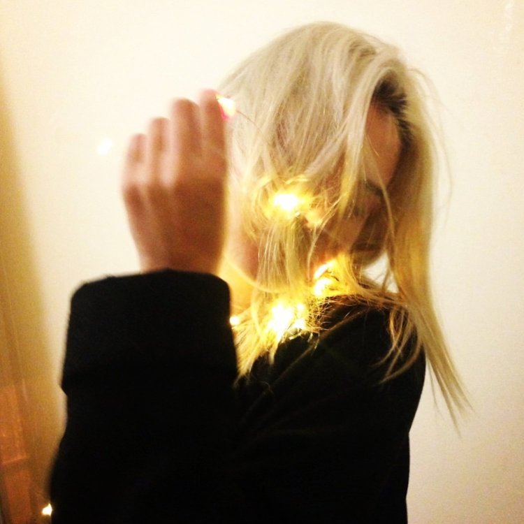 Девушка со светлыми волосами в темноте