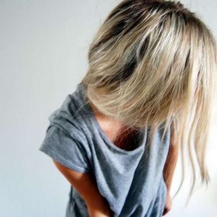 Девушка блондинка без лица короткие волосы