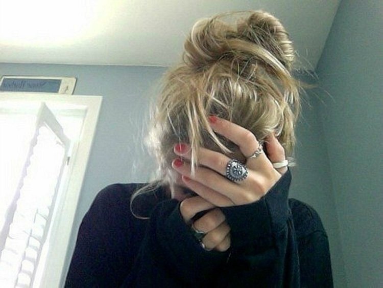 Блондинка с закрытым лицом