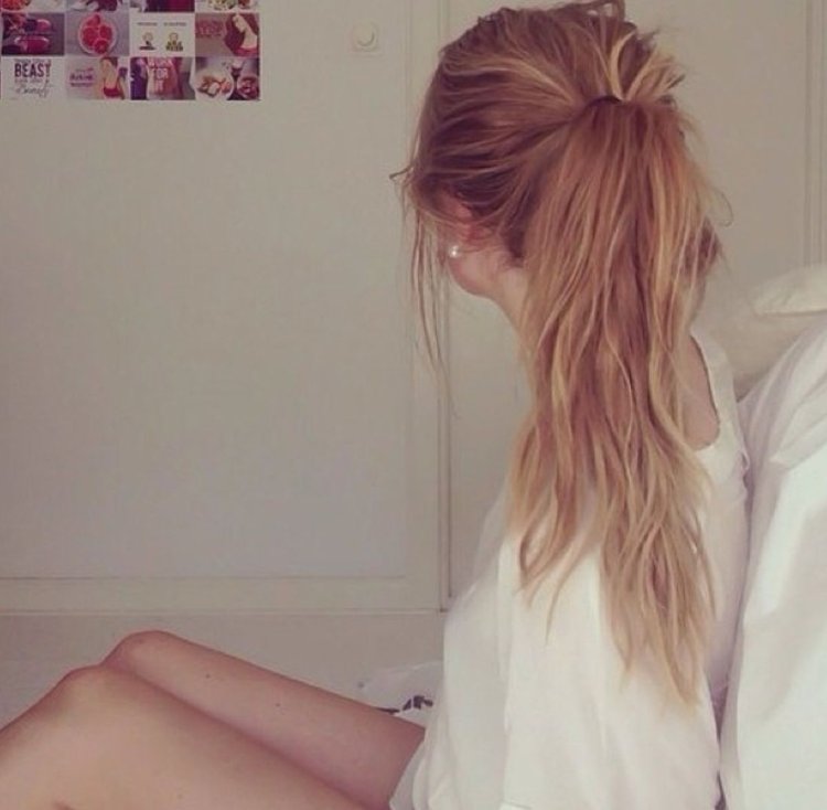 Девушка со светлыми волосами без лица