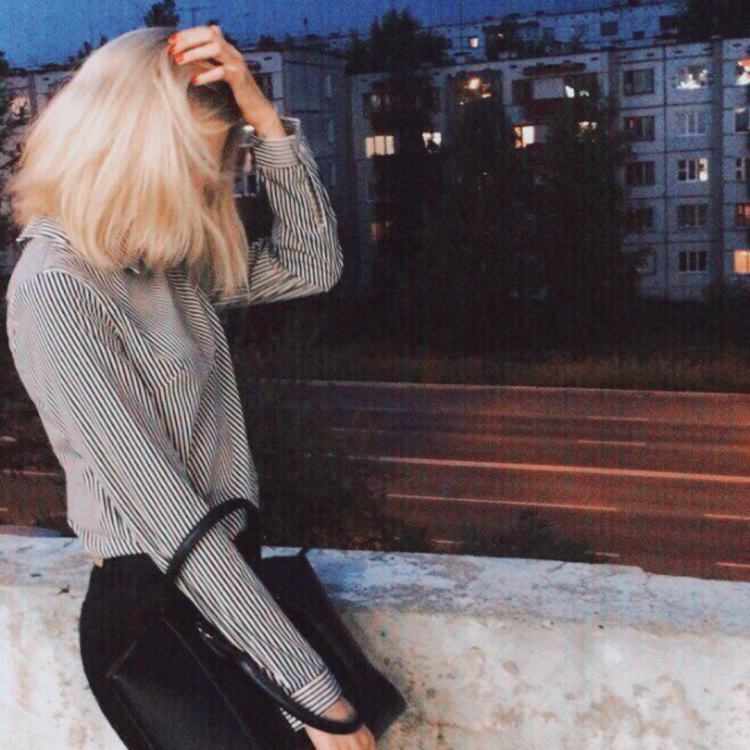 Девушка блондинка с каре без лица