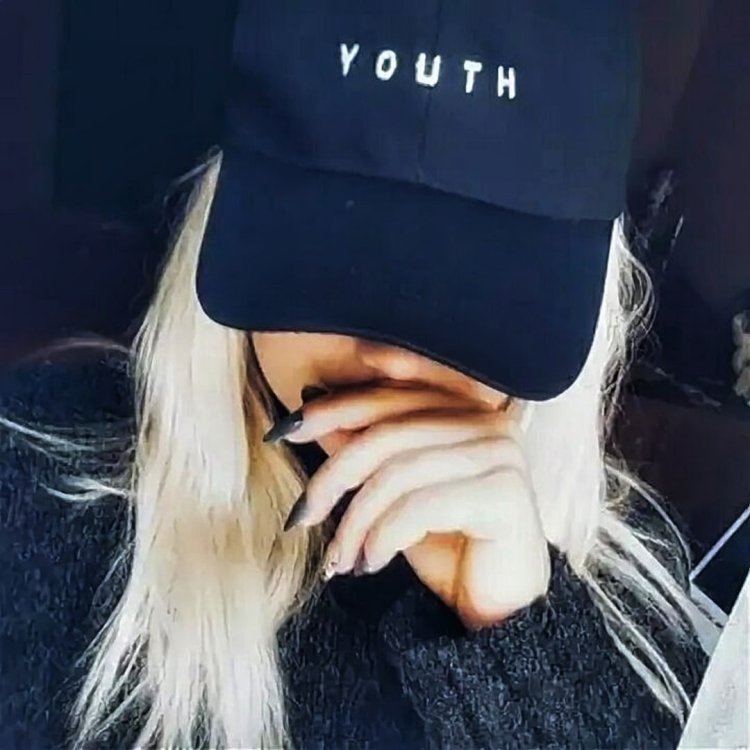 Блондинка в бейсболке без лица