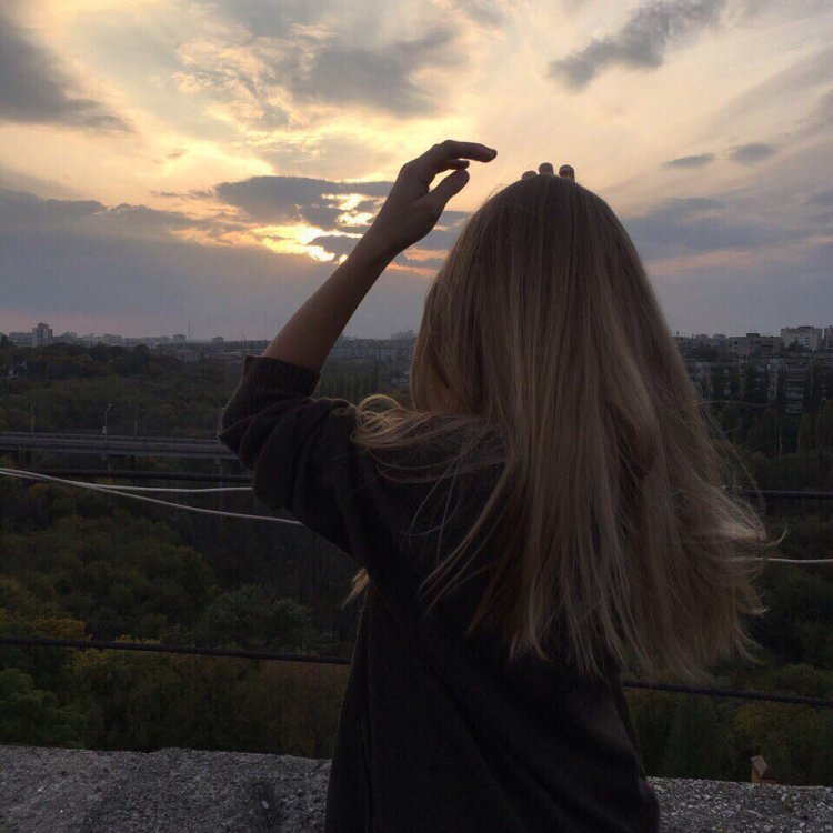 Светлая девушка без лица