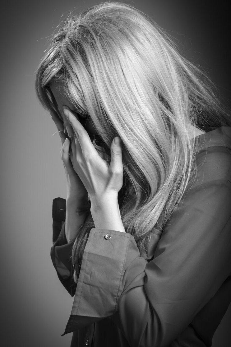 Блондинка с прикрытым лицом