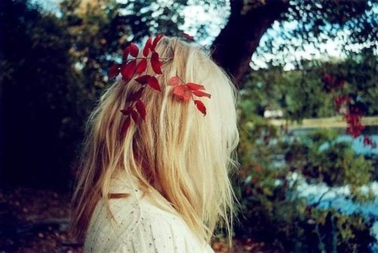 Девушка со светлыми волосами осень