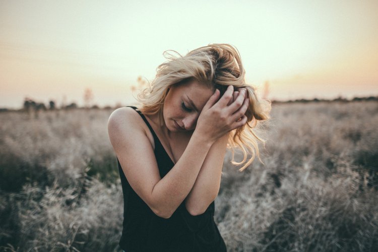 Блондинка грустит