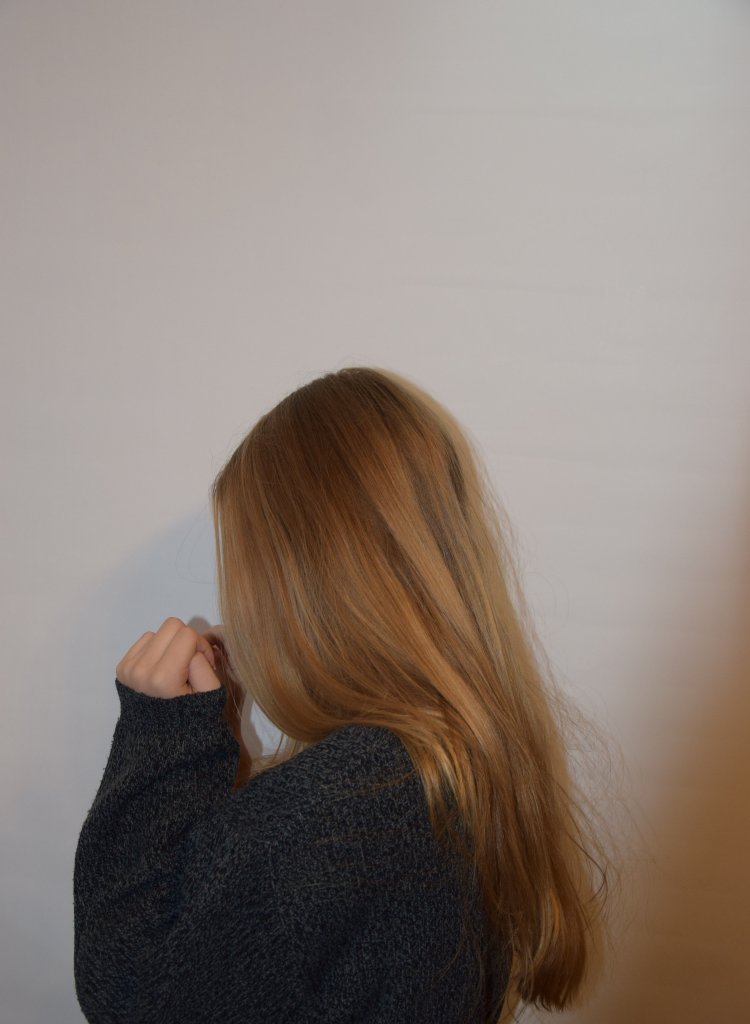 Девушка со светлыми волосами без лица