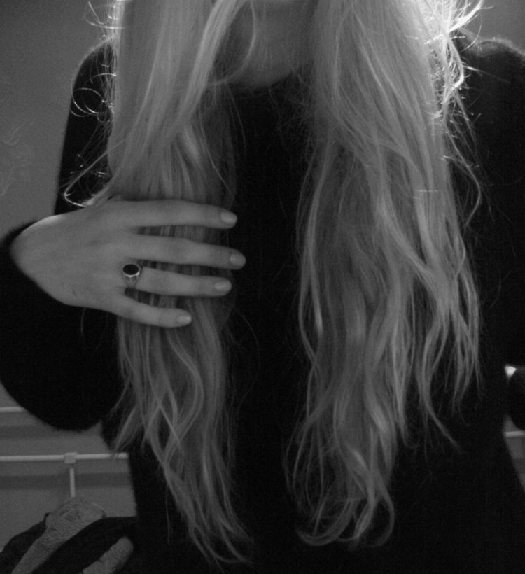 Блондинка с закрытым лицом