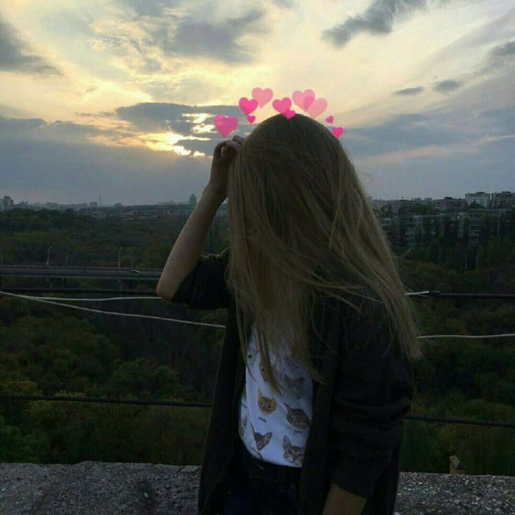 Светло русая девушка без лица